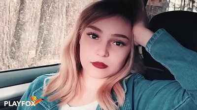 സെക്‌സി ബേബ് ഡിസ്‌കൗണ്ട് കാർഡ് സന്തോഷത്തോടെ കുടിക്കുന്നു